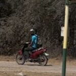 Motociclistas imprudentes invaden la bicisenda de San Lorenzo