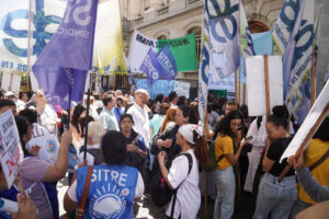 Aprobaron la ley de enfermería y hubo incidentes en la Legislatura: cuáles son los cambios y qué piden los trabajadores