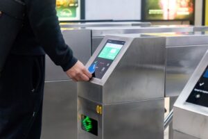 Desde el lunes se podrá pagar el subte con tarjeta y el teléfono: las estaciones habilitadas, las promociones y todo lo que hay que saber