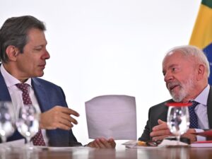 El dólar alcanzó los 6 reales por primera vez en la historia: una reforma impositiva y los recortes de gasto impulsados por Lula, claves en la suba