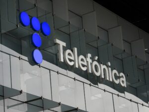 El gobierno español aprueba con condiciones el avance del grupo saudí STC en Telefónica