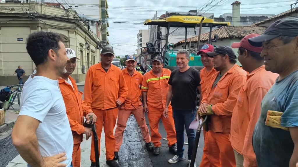 Intendente con obreros