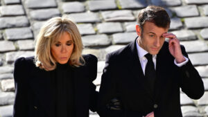 Macron y esposa