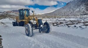 Por gran acumulación de nieve, permenece cortada la ruta 51